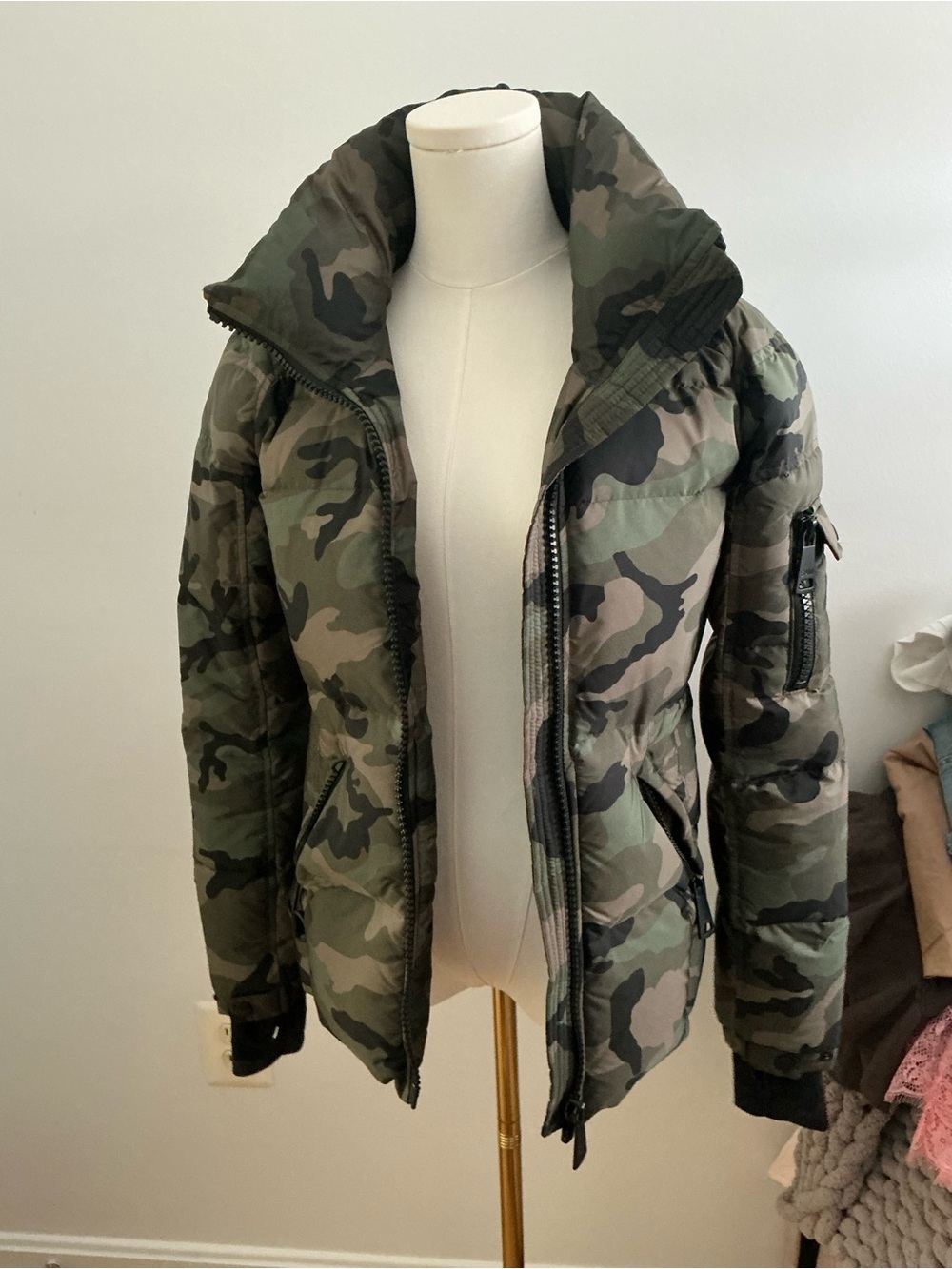 Camouflage Puffer Jacket - Women's Green Camo